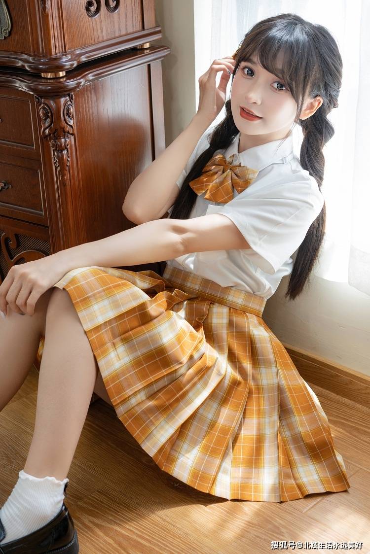 北嫣女装厂家搭配百褶裙不仅可以是青春感学院风优雅女人味_姐姐_裙子