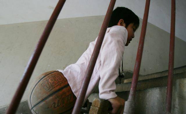 22年前一张照片感动无数同胞,如今主人公已经长大,还参加残奥会