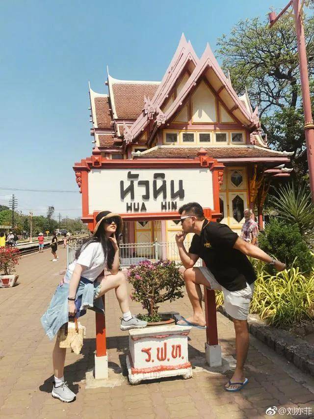 刘亦菲跟闺蜜逛街被偶遇,感叹是真美啊,小肚子双下巴都看得见但一点不
