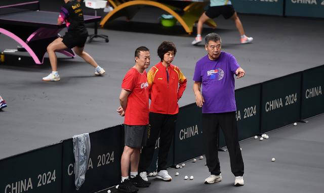 除了与队员亲自互动外,张怡宁还与国乒总教练李隼,女队主教练马琳等人