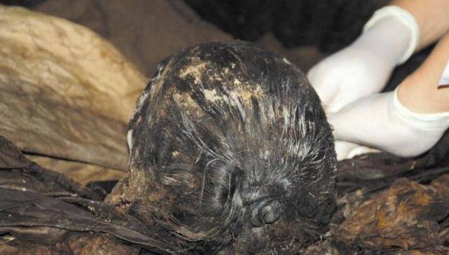 考古专家挖出高规格墓葬,开棺后检验棺内女尸,还原出下葬历史_棺材