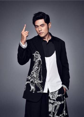 如果成龙,周杰伦,刘德华三人同台,谁最适合站中间?