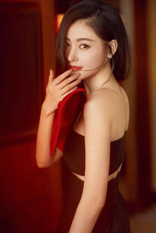 张天爱的腰臀线条太绝了,腰臀比好绝啊!