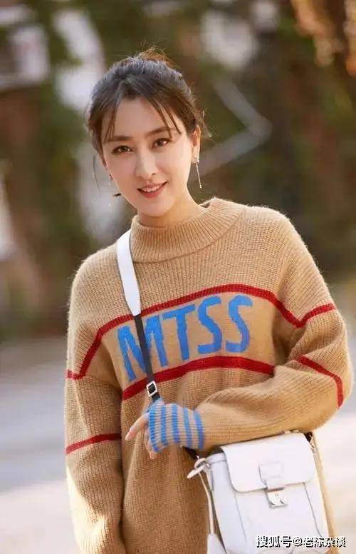 43岁的马苏,依然保持着性感火辣的身材,这颜值,这才华,这魅力,谁能