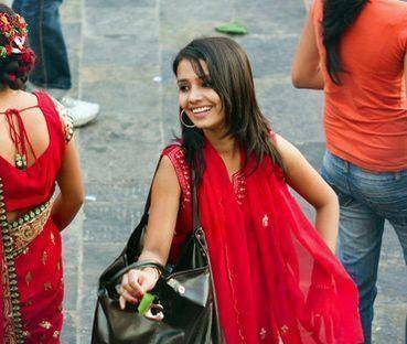 这个国家的美女厉害了!在街道上沐浴,10岁之前就要结第一次婚