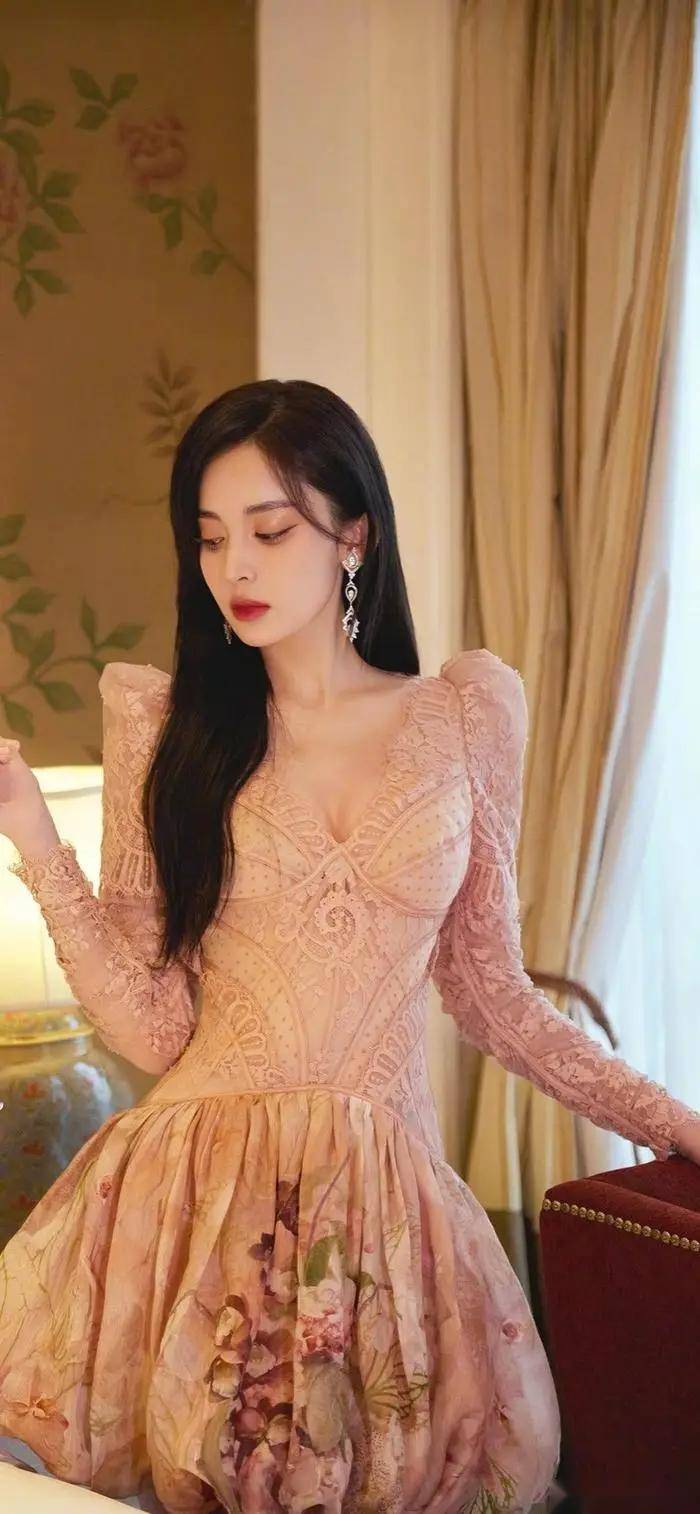 古力娜扎的美貌与写真堪称完美,这谁顶得住她的迷人风采?