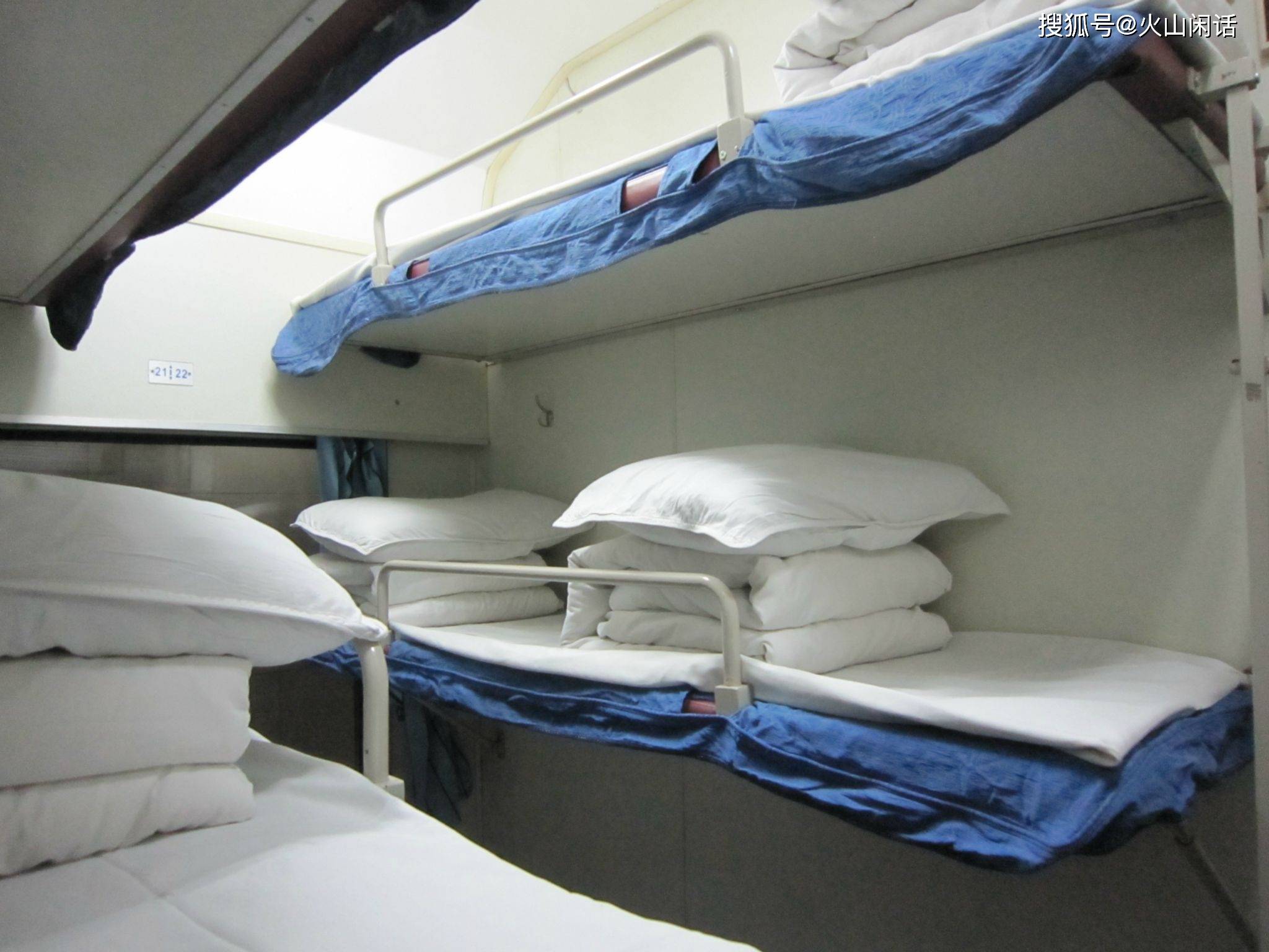 男子火车上当众裸睡,还发出声音挑逗女乘客,结果自取其辱