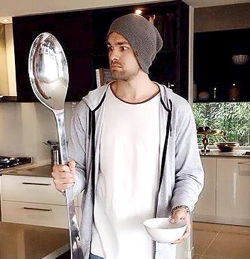 搞笑图片幽默段子笑话:兄弟,你用这么大的勺子,嘴有多大啊?