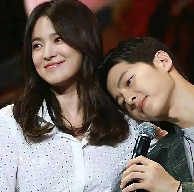 宋仲基一家被偶遇,妻子气质出众,1岁儿子坐万元婴儿车