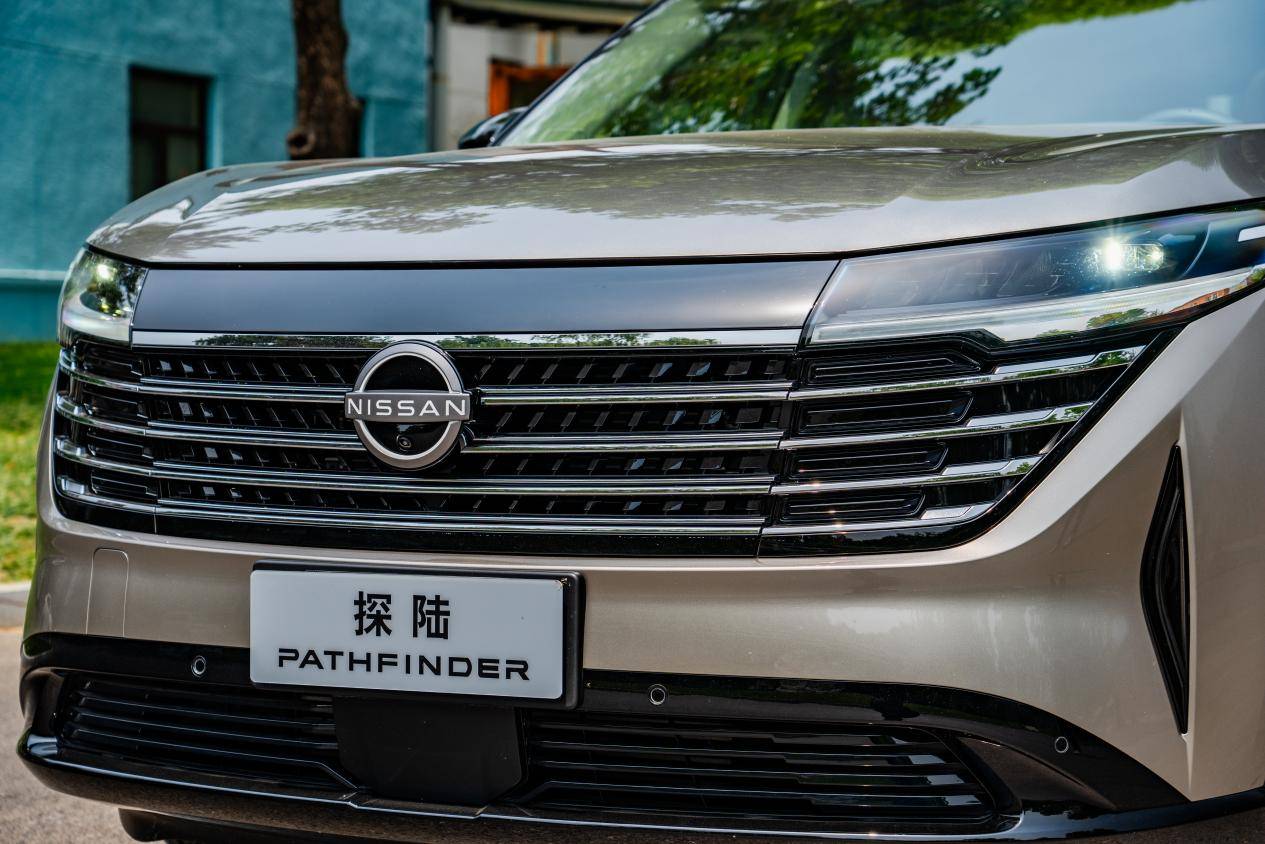 车身侧面采用了悬浮式车顶,在车窗的边框位置带有镀铬装饰,并且后视镜