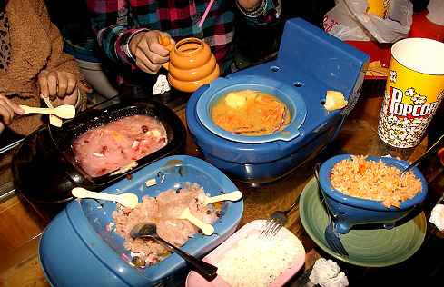 坐在马桶上开心的吃大便·北京主题餐厅便便满屋饭堂