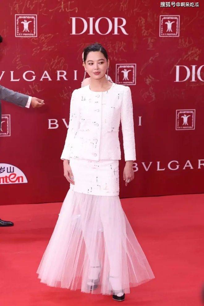 上影节红毯:"沈马"同框比心,娜扎美如艺术品,倪妮秋衣