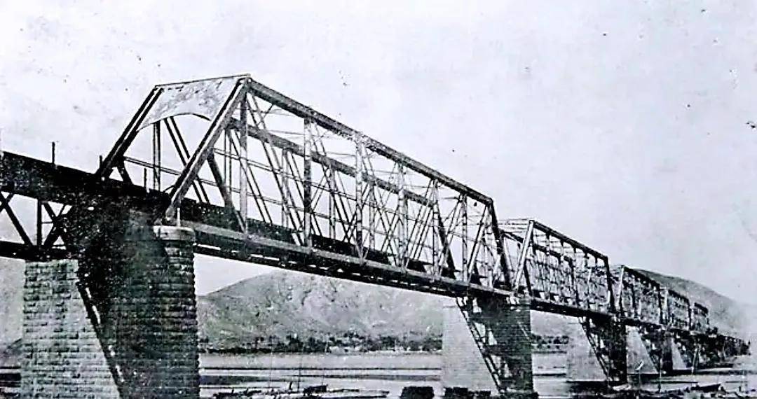 詹天佑铁路专家,被誉为"中国铁路之父",培养了大批铁路专家