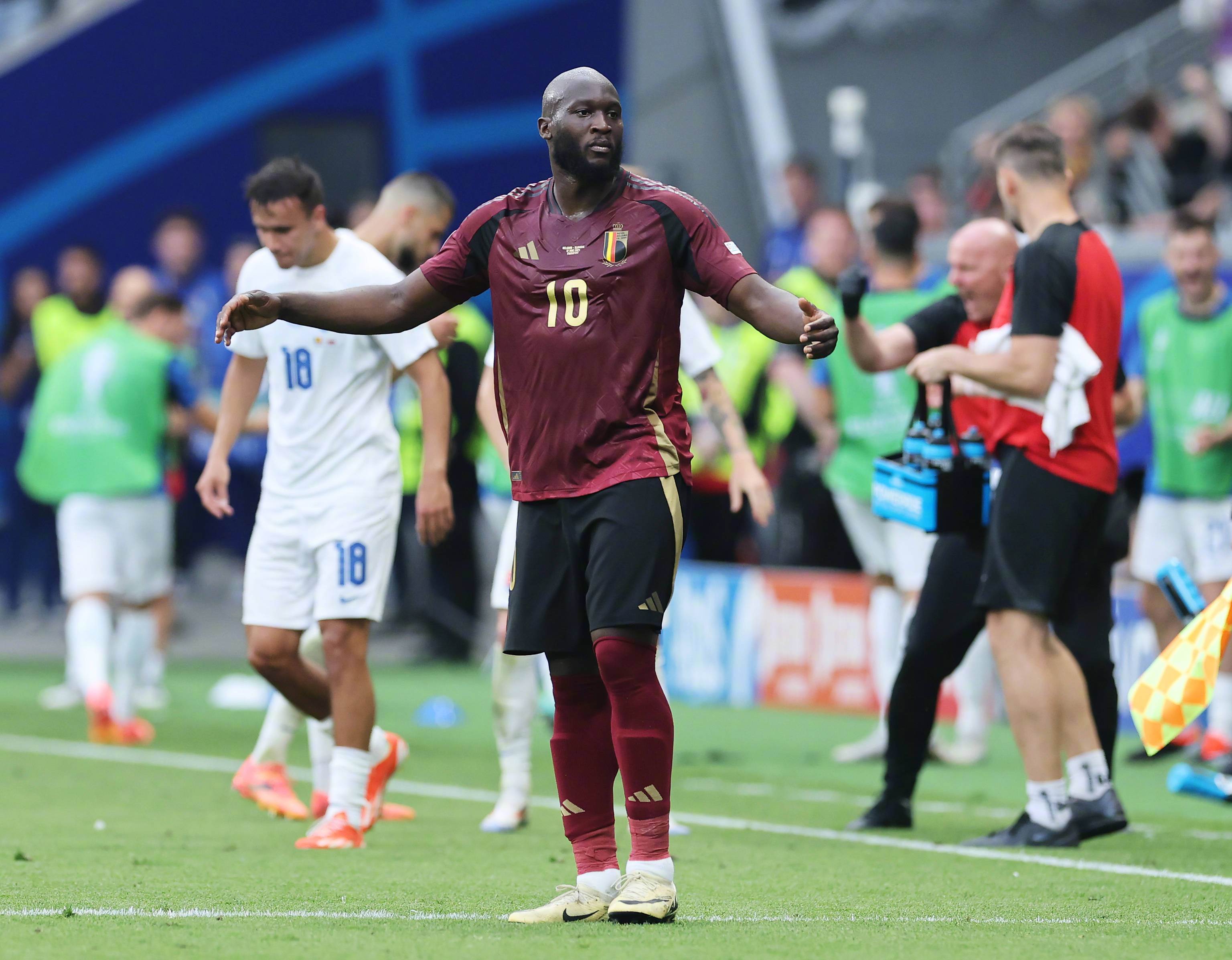 世界第三被掀翻,小组出线告急!_卢卡库_比利时_排名