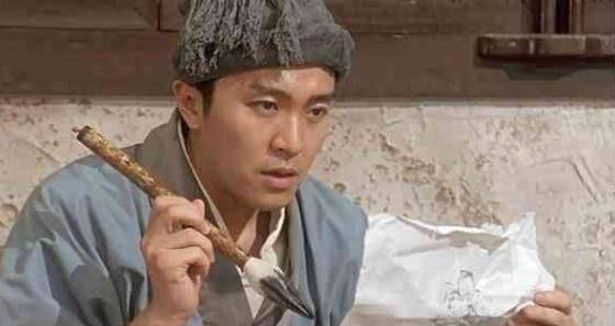 我们在看古代题材为背景的电视剧的时候就经常能够看见,古人之间如果