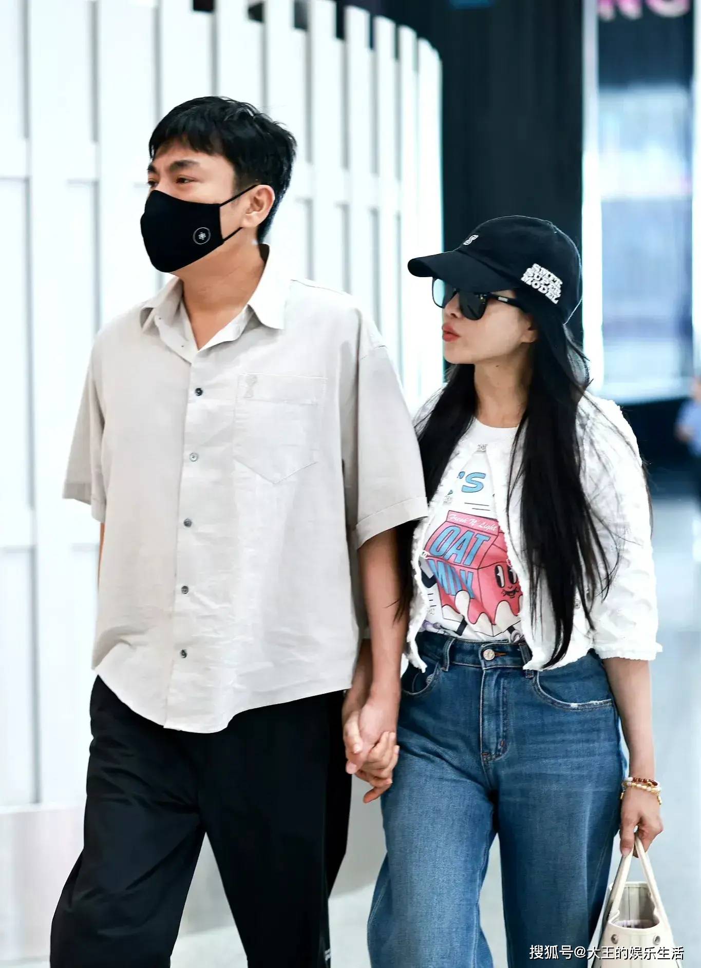 秦昊伊能静现身机场,十指紧扣高调秀恩爱,女方小女人仪态好幸福