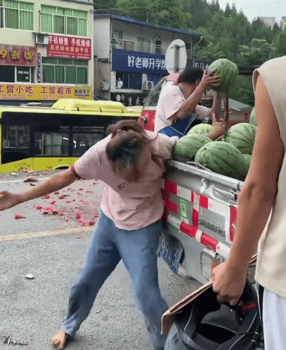 离谱！残疾人夫妻砸西瓜摊，摊主还倒赔对方500块钱-遗弃残疾配偶