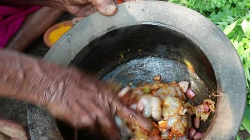 农村百岁老太太用"海鲜项链"给家人做饭,手艺比五星级大厨还好