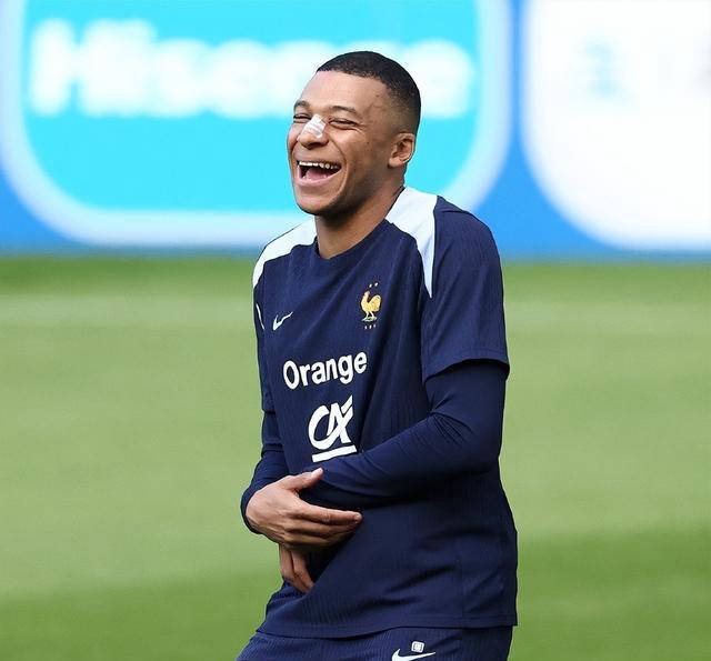 姆巴佩骨折训练中笑谈,备战欧洲杯赛场氛围活跃