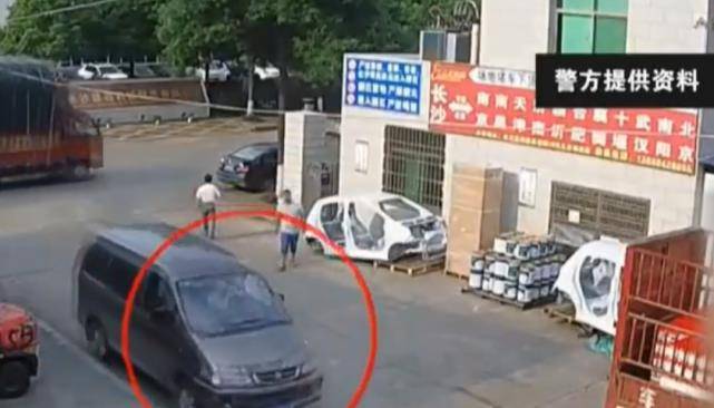 警察执行任务时,在村民家发现个大米缸,一掏之后全家判死刑