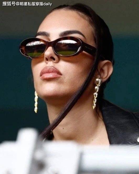 c罗女友乔治娜珠光宝气观看比赛,黑超遮面霸气外露像极了老板娘