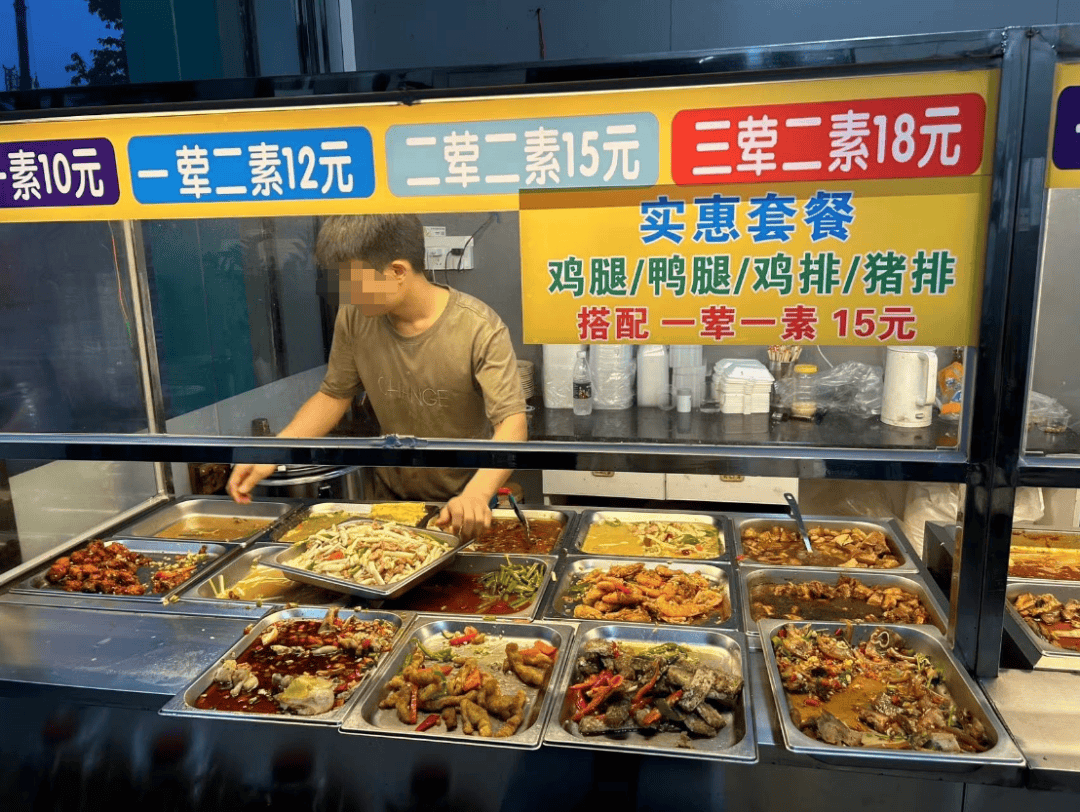 cbd打工人,扎堆涌入12元快餐店