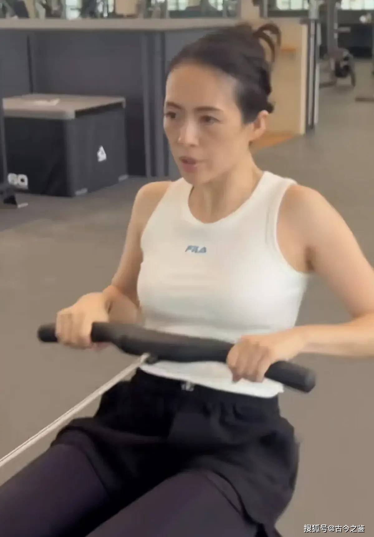 45岁章子怡晒素颜健身照好大胆,离婚后状态变好,但脸还是苍老了_汪峰