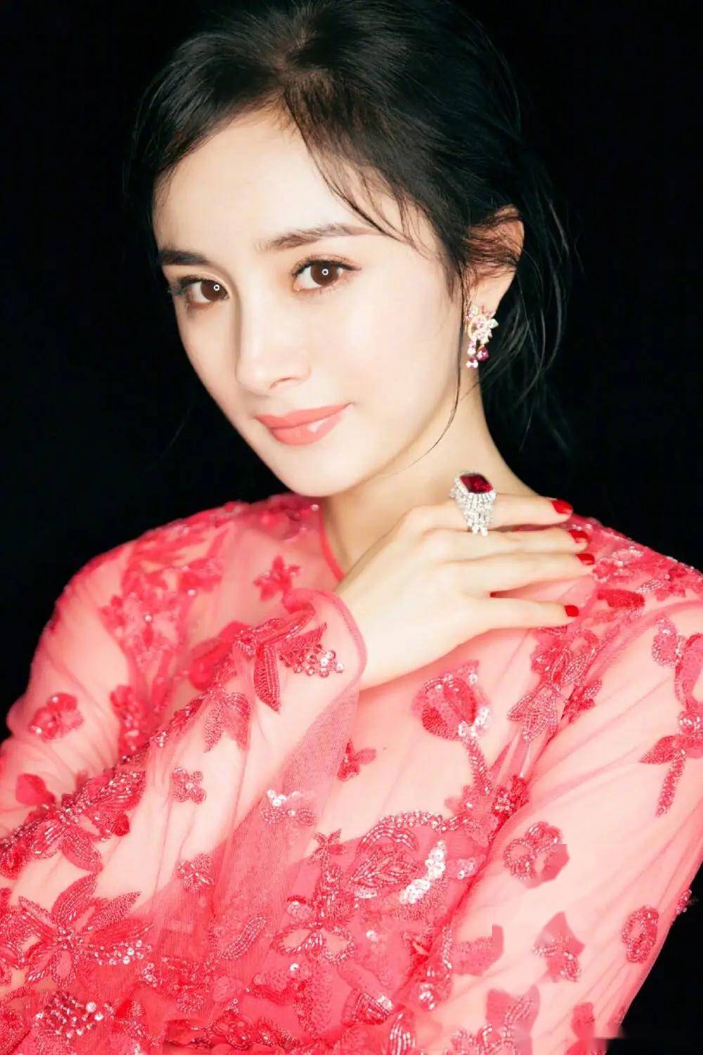 杨幂写真曝光,身材饱满着实性感,这谁顶得住!