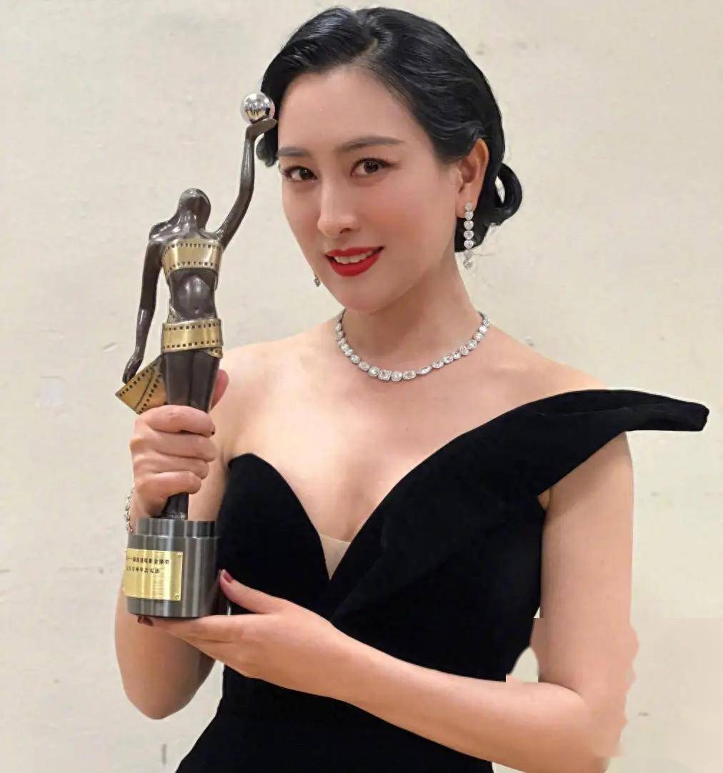 43岁的马苏,这迷人的微笑让人心醉,谁敢说她不是美貌与智慧并