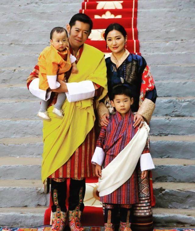 不丹佩玛王后:33岁笑颜如花,小腹微凸怀三胎,打破帝后不合传言