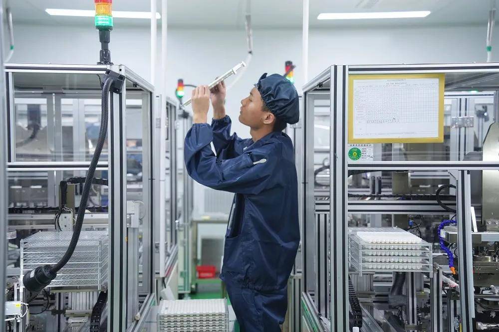 自主研发的发明专利"软性隐形眼镜湿片包装过程中防止粘连的方法",能
