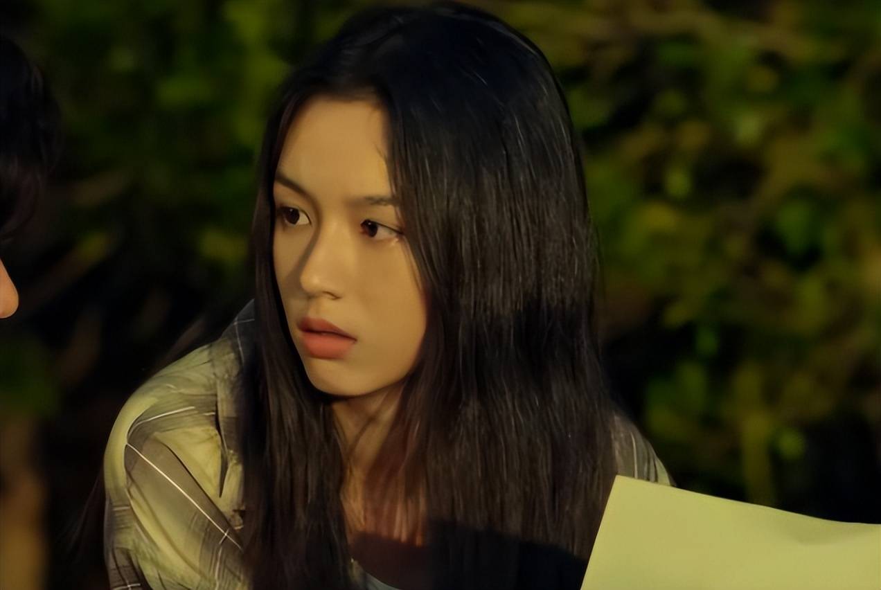 《云边有个小卖部》是最近一段时间最为火爆的一部电影,周也所饰演的