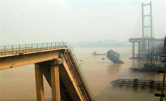建两座大桥,前一座没通车就塌了,后一座又被船撞断了_中国_事故_九江