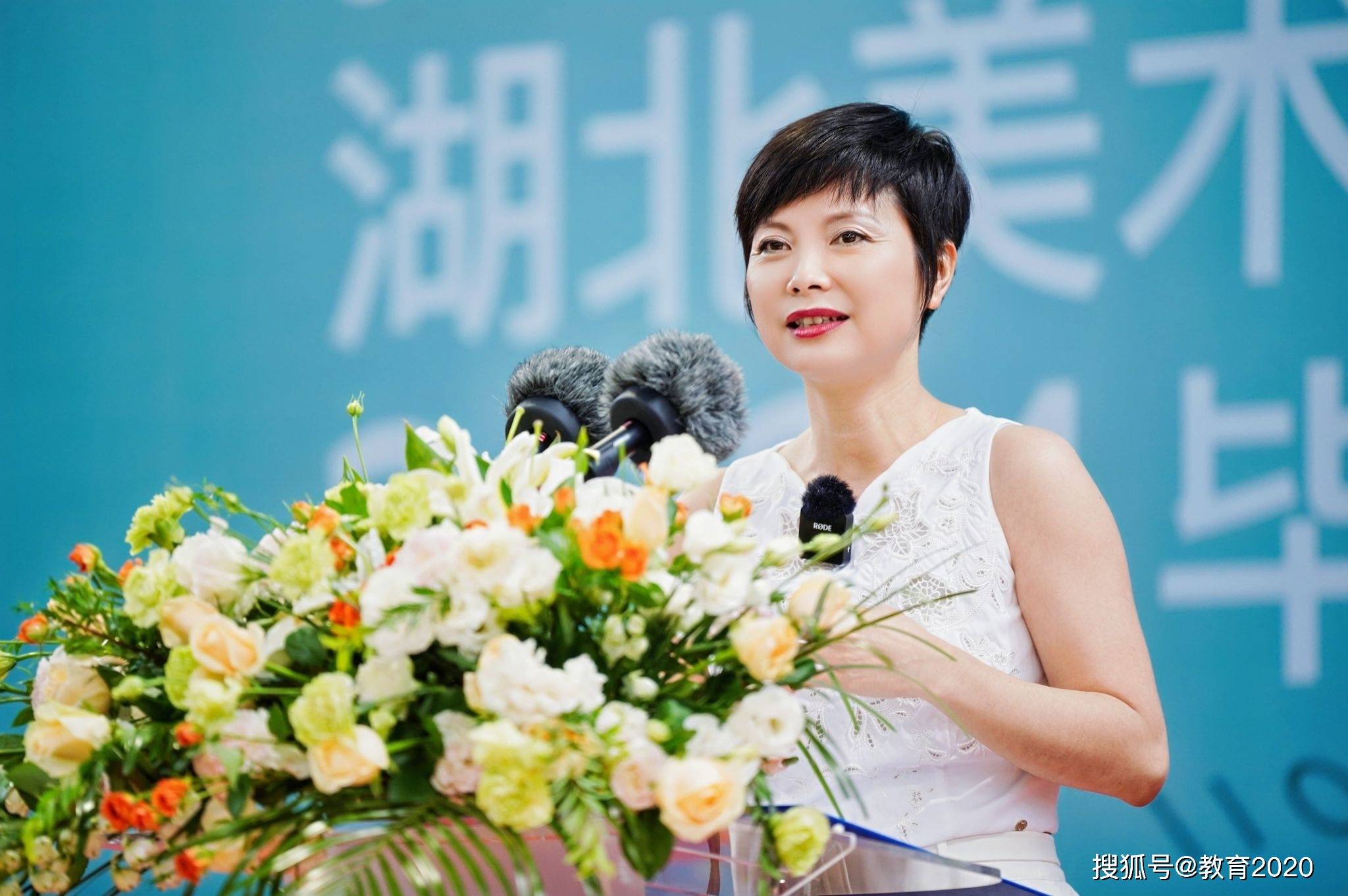 1996届校友,深圳艺之卉时尚集团品牌创始人,著名服装设计师赵卉洲