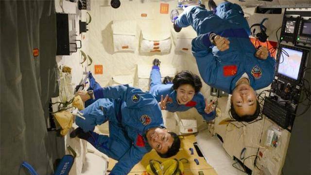 三,中国航天公益形象大使刘洋在完成航天任务后成为各个媒体报道的