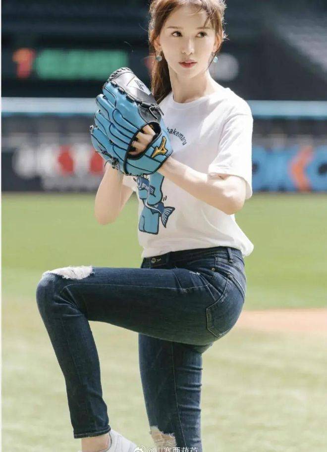 了解林志玲的49岁生活状态,穿着蓝色泳装!