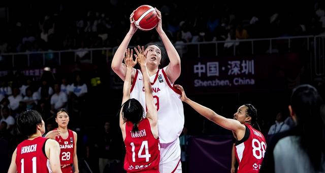 17岁张子宇惊艳登场,中国女篮大胜日本队_比赛_篮球