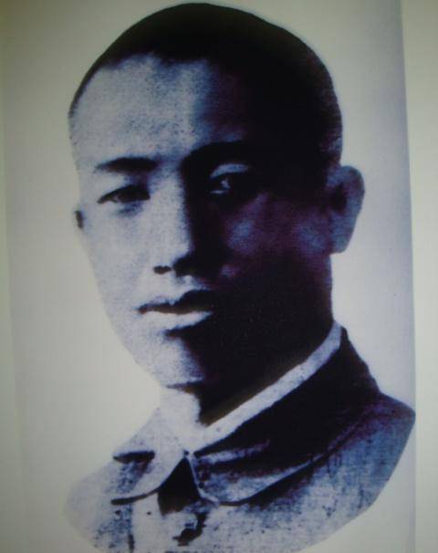 此人枪杀妻子,由团长变囚犯,后来上司被枪毙,他又由副手转正职