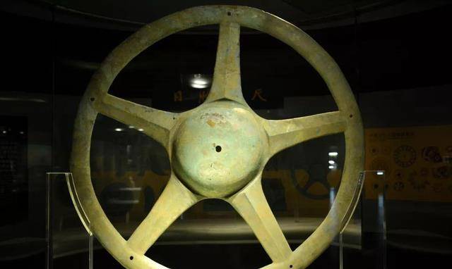 三星堆挖出三千年前的方向盘?青铜铸造,为何造型如此别致?