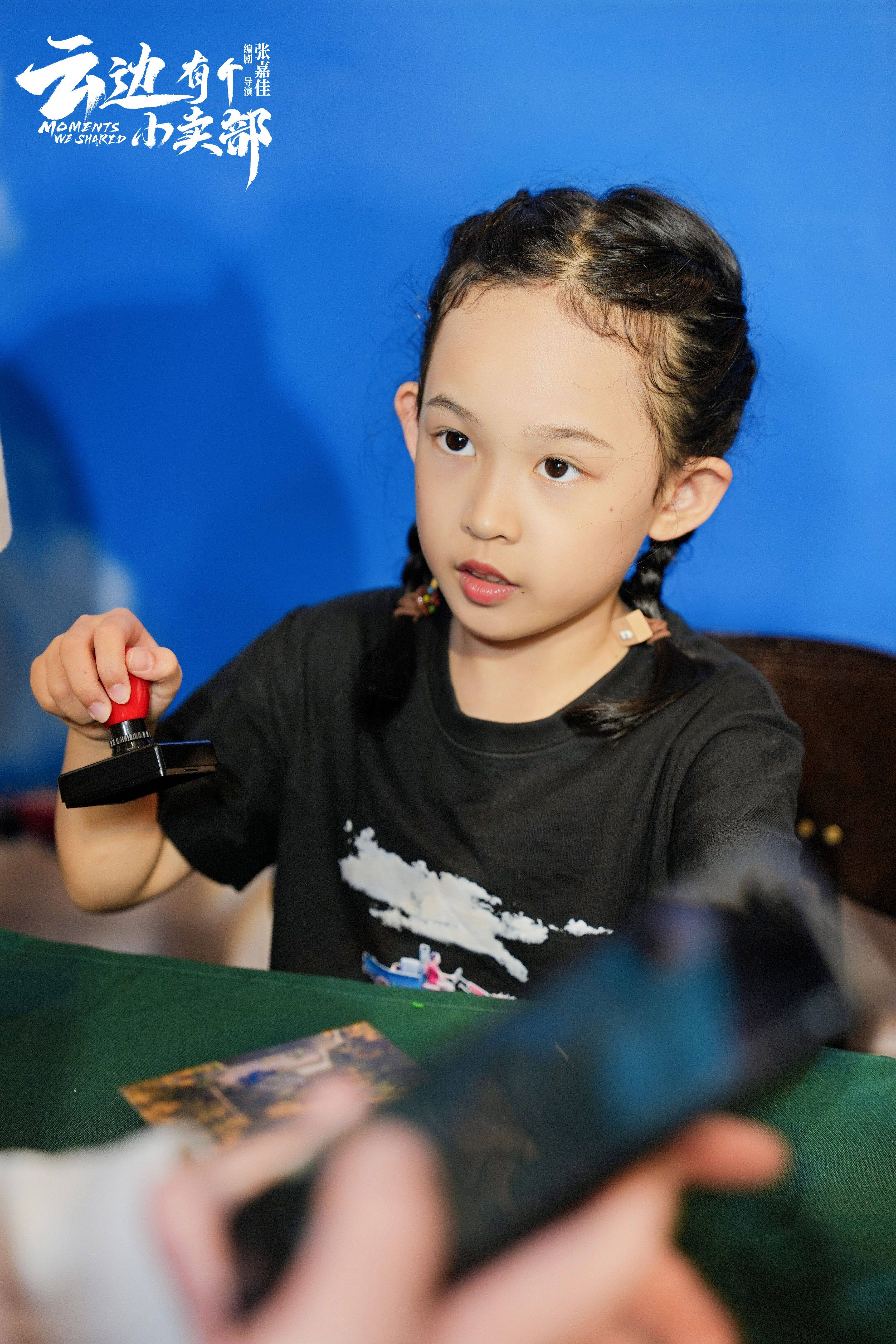 张嘉佳亮相《云边有个小卖部》重庆见面会 陈贤恩林家川戏里父女戏外
