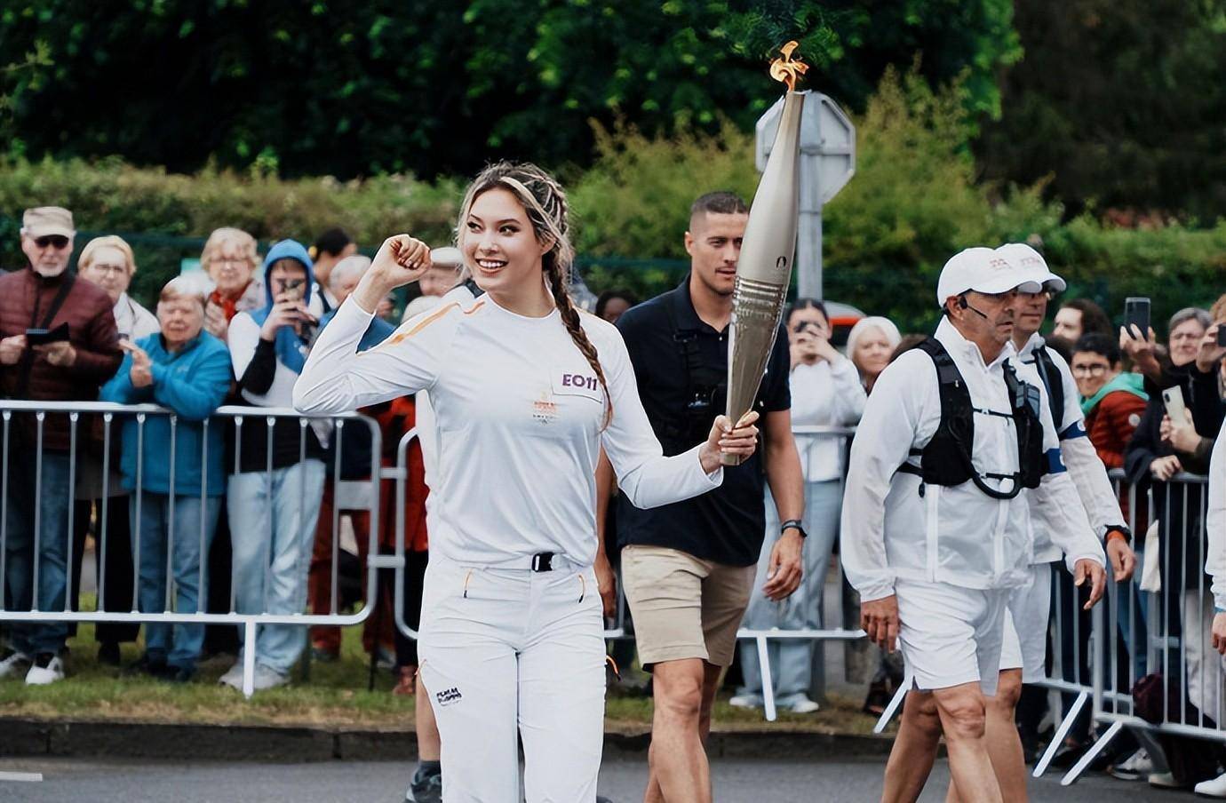 四位女星担任奥运火炬手,生图对比,中国女性的美在法国绽放
