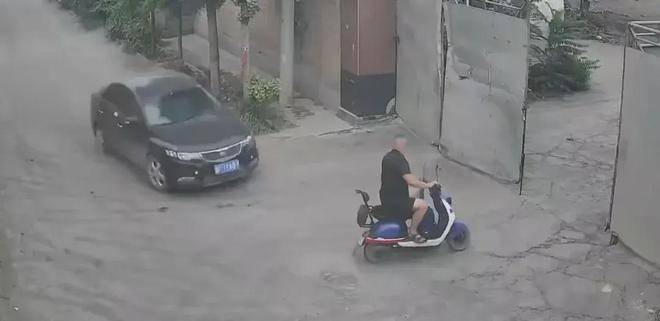 原创            荒谬！男子撞人后追砍：被撞人现状曝光，邻居透露内情，警方介入-男子开车撞人后