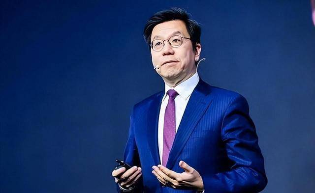 回顾挣了27年美金,美国劝他改美国籍,他转头将864家公司搬回中国