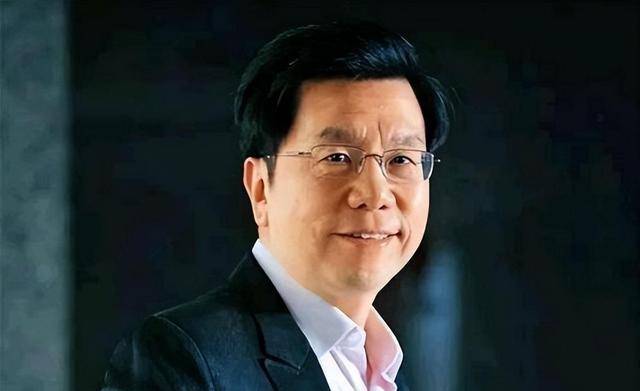 回顾挣了27年美金,美国劝他改美国籍,他转头将864家公司搬回中国