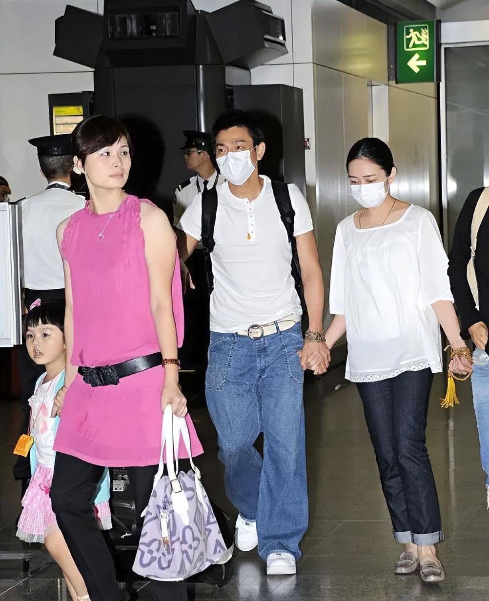 刘德华集齐三枚紫金勋章,一家人一起庆功,12岁女儿已高过他肩膀