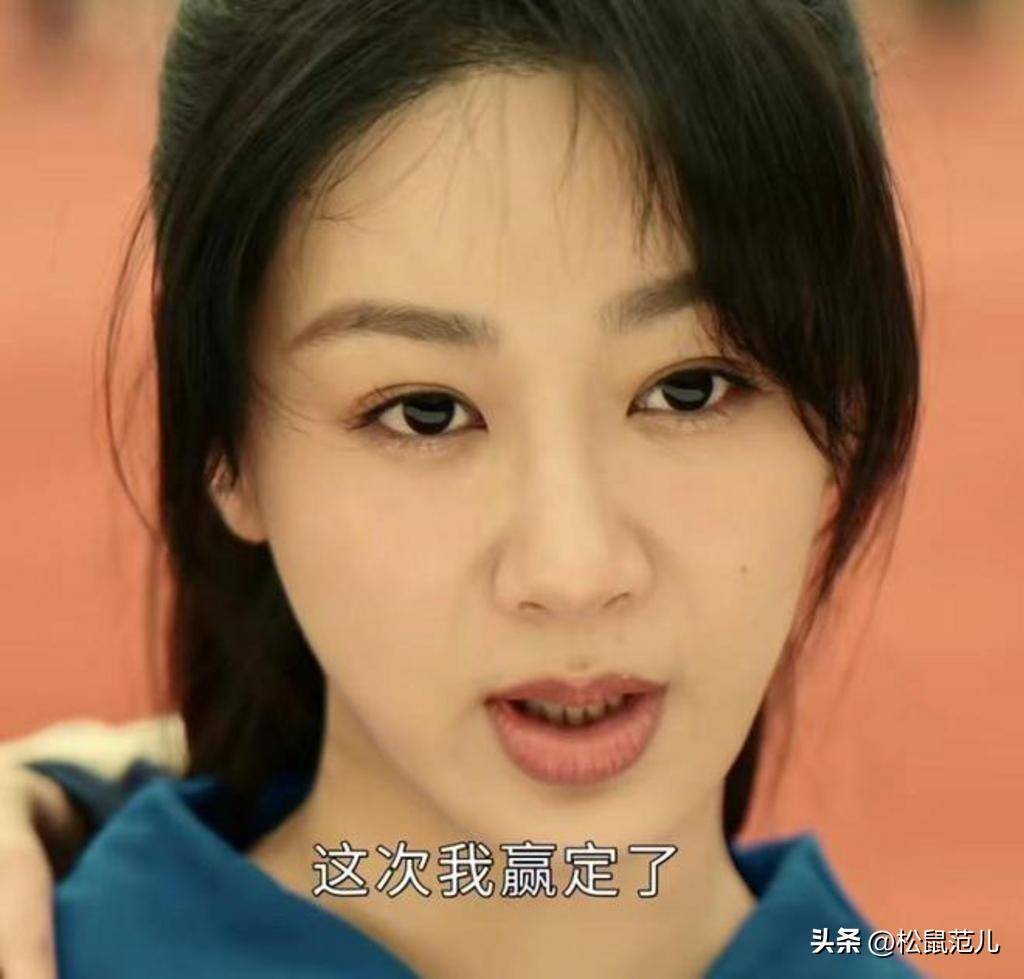 另外,加上她的发际线本身比较靠后,哪怕杨紫穿着高中生的校服,扎着