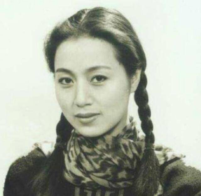 李红为照顾病重余秋雨,异地打工一月只留40元,却换来一纸离婚书