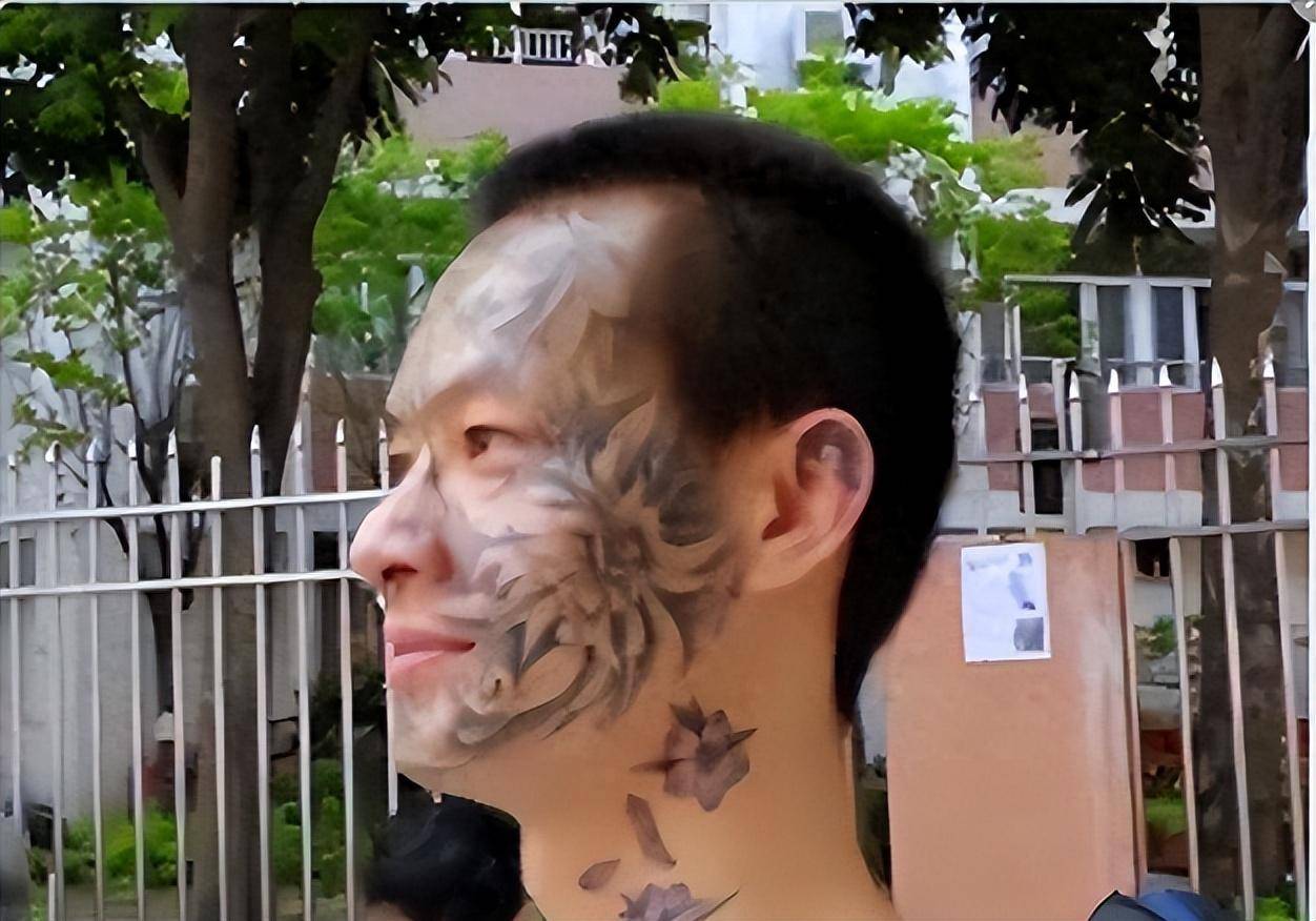 回顾14岁少年满脸纹身被父亲赶出家门,找不到工作,如今怎样了?