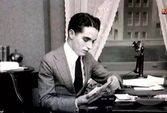 卓别林:父亲去世母亲患精神病,被美国驱逐20年,却成为