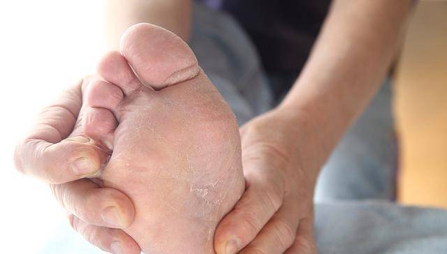 先到医院进行相关检查,并把自己症状告知医生,医生会根据患者情况选择